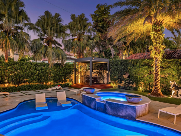 Luxurious 4-Bedroom Retreat Near Las Olas Blvd with Heated Pool